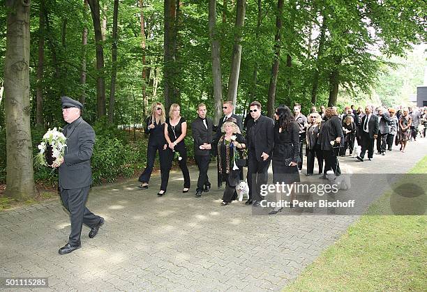 Träger und Urne mit Asche von Hannelore Jacob, dahinter Rosi Jacob mit Söhnen Lars, Sven und Jens, dahinter Schwester Eva Jacob , li. Daneben Sohn...