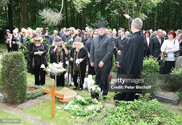 Rosi Jacob, Schwester Johanna Jacob, Schwester Eva Jacob am Grab von Hannelore Jacob, Urnen-Träger, Pastor , Trauer-Gäste, Beisetzung und Trauerfeier...