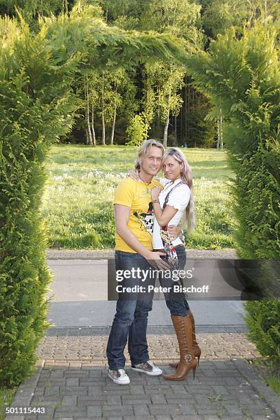 Nico Schwanz , Lebensgefährtin Juliett Giegler, Jena, Thüringen, Deutschland, Europa, Spaziergang, Umarmung, umarmen, Blumenwiese, Wald, Frühling,...