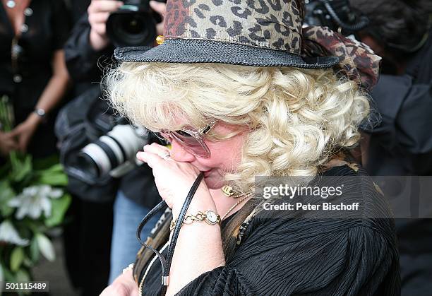 Rosi Jacob, Ankunft zur Beisetzung und Trauerfeier von Schwester Hannelore Jacob , Trauer-Gäste, Waldfriedhof Buchenhausen, Neu-Isenburg, Hessen,...