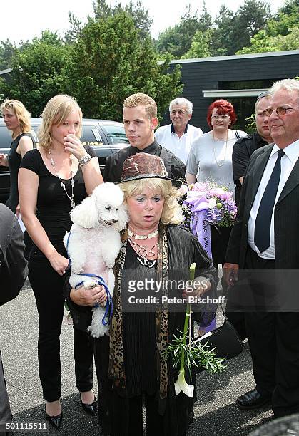 Rosi Jacob mit ihrem Pudel, dahinter Sohn Sven, Trauer-Gäste, Ankunft zur Beisetzung und Trauerfeier von Schwester Hannelore Jacob , Trauer-Gäste,...
