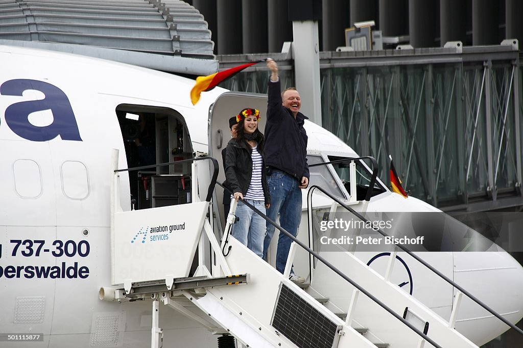 Lena Meyer-Landrut (Siegerin 'Eurovision Song Contest 2010' für Deutschland), Mentor Stefan Raab, Ankunft Flughafen Heimatstadt Hannover, Lufthansa So