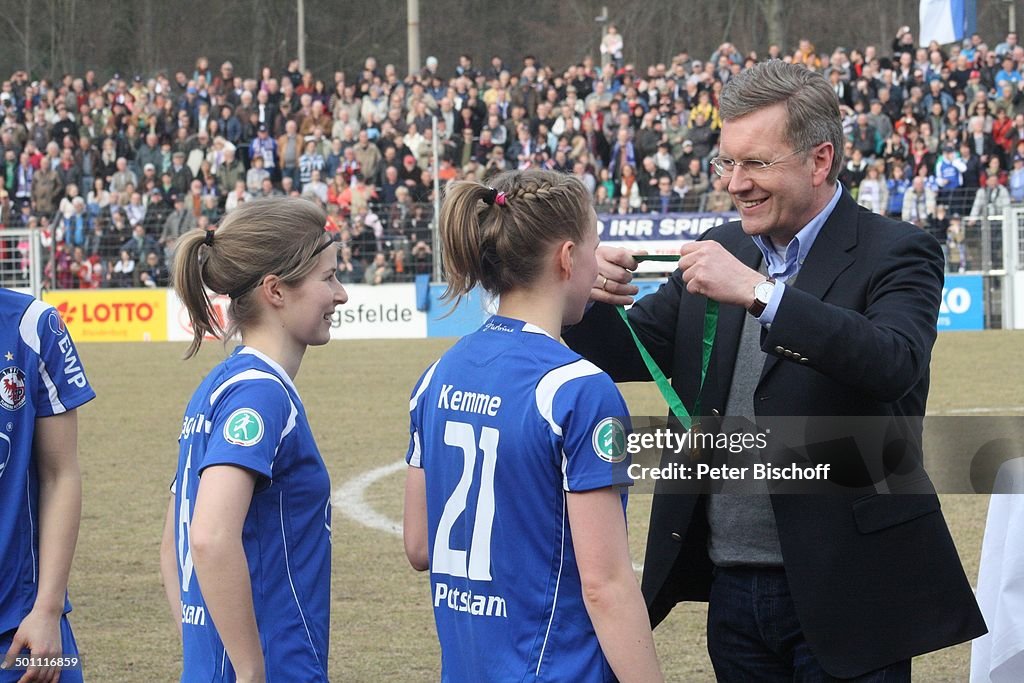 Bundespräsident Christian Wulff (CDU), Ehrung der Spielerinnen nach Fussballspiel der Frauen-Bundesliga '1. FFC Turbine Potsdam' - 'SG Essen-Schönebec