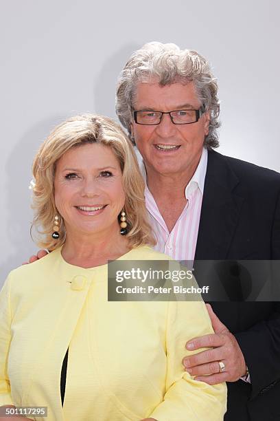 Marianne Hartl, Ehemann Michael Hartl, , ZDF-Sonntags-Show "Fernsehgarten", Mainz, Rheinland-Pfalz, Deutschland, Europa, Backstage, Brille, Schmuck,...