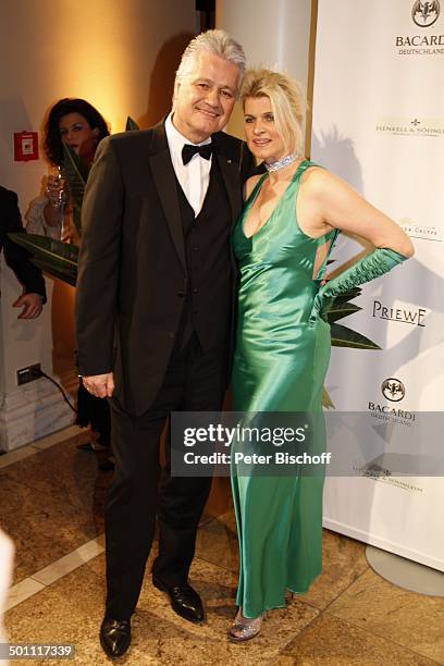 Prof. Guido Knopp, Ehefrau Gabriella, Gala 29. "Deutscher Opernball" 2011 "Alte Oper", Frankfurt, Hessen, Deutschland, Europa, Sponsorenwand, Logo,...