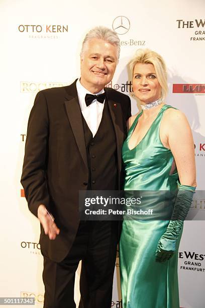 Prof. Guido Knopp, Ehefrau Gabriella, Gala 29. "Deutscher Opernball" 2011 "Alte Oper", Frankfurt, Hessen, Deutschland, Europa, Sponsorenwand, Logo,...