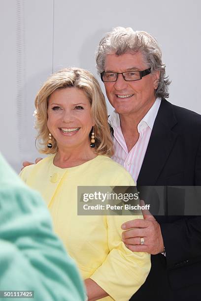 Marianne Hartl, Ehemann Michael Hartl, , ZDF-Sonntags-Show "Fernsehgarten", Mainz, Rheinland-Pfalz, Deutschland, Europa, Backstage, Brille, Schmuck,...