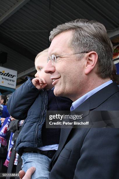 Bundespräsident Christian Wulff mit Sohn Linus Florian , Fussballspiel der Frauen-Bundesliga "1. FFC Turbine Potsdam" - "SG Essen-Schönebeck" ,...