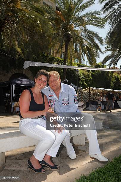 Helmut Lernbecher, Ehefrau Yvonne , Flitterwochen-K r e u z f a h r t mit "A I D A v i t a", Markt, Palma de Mallorca, Insel Mallorca, Balearen,...