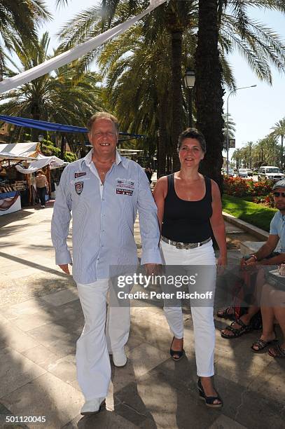 Helmut Lernbecher, Ehefrau Yvonne , Flitterwochen-K r e u z f a h r t mit "A I D A v i t a", Markt, Palma de Mallorca, Insel Mallorca, Balearen,...