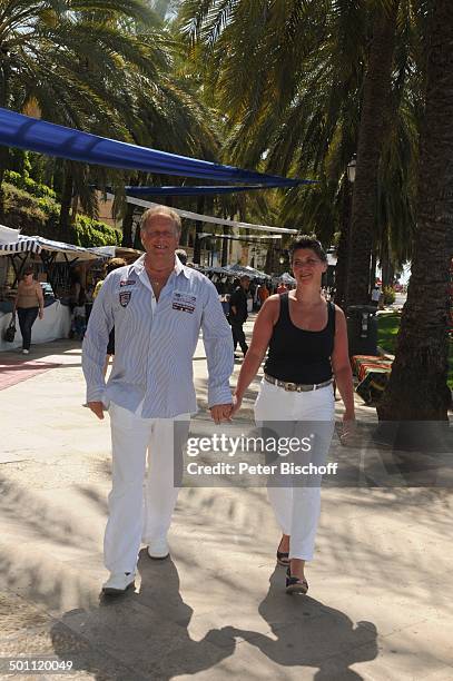 Helmut Lernbecher, Ehefrau Yvonne , Flitterwochen-K r e u z f a h r t mit "A I D A v i t a", Markt, Palma de Mallorca, Insel Mallorca, Balearen,...