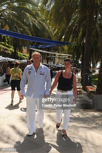 Helmut Lernbecher, Ehefrau Yvonne , Flitterwochen-K r e u z f a h r t mit "A I D A v i t a", Markt, Palma de Mallorca, Insel Mallorca, Balearen,...