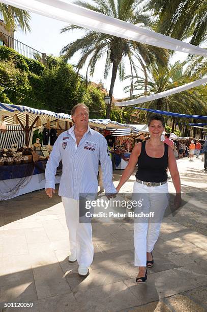 Helmut Lernbecher, Ehefrau Yvonne , Flitterwochen-K r e u z f a h r t mit "A I D A v i t a", Markt, Palma de Mallorca, Insel Mallorca, Balearen,...