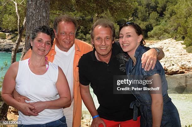 Helmut Lernbecher und Ehefrau Yvonne , Andreas Lebbing und Carolin Frölian , Flitterwochen-K r e u z f a h r t mit "A I D A v i t a", Cala Barca,...