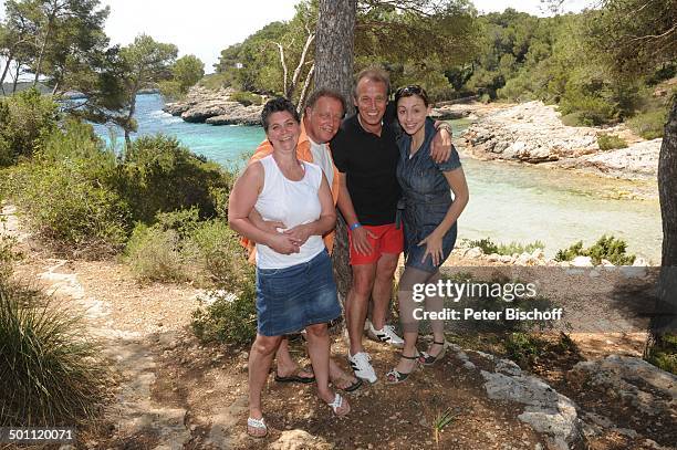 Helmut Lernbecher und Ehefrau Yvonne , Andreas Lebbing und Carolin Frölian , Flitterwochen-K r e u z f a h r t mit "A I D A v i t a", Cala Barca,...