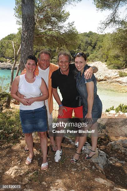 Helmut Lernbecher und Ehefrau Yvonne , Andreas Lebbing und Carolin Frölian , Flitterwochen-K r e u z f a h r t mit "A I D A v i t a", Cala Barca,...