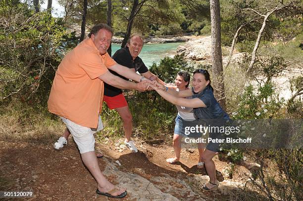 Helmut Lernbecher und Ehefrau Yvonne , Andreas Lebbing und Carolin Frölian , Flitterwochen-K r e u z f a h r t mit "A I D A v i t a", Cala Barca,...