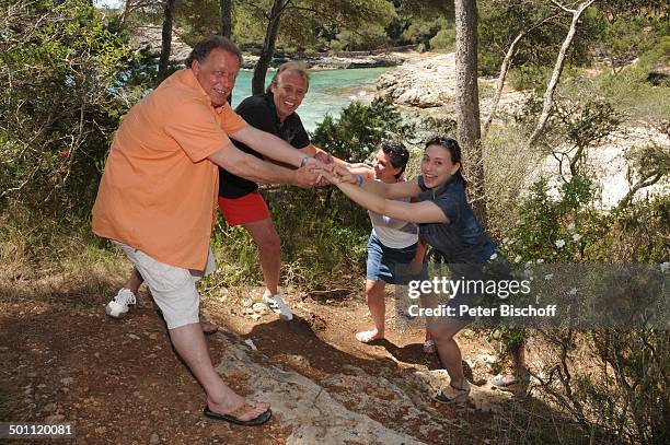 Helmut Lernbecher und Ehefrau Yvonne , Andreas Lebbing und Carolin Frölian , Flitterwochen-K r e u z f a h r t mit "A I D A v i t a", Cala Barca,...