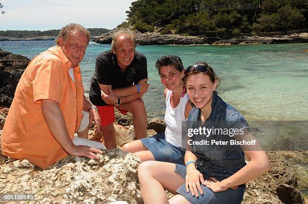 Helmut Lernbecher und Ehefrau Yvonne , Andreas Lebbing und Carolin Frölian , Flitterwochen-K r e u z f a h r t mit "A I D A v i t a", Cala Barca,...