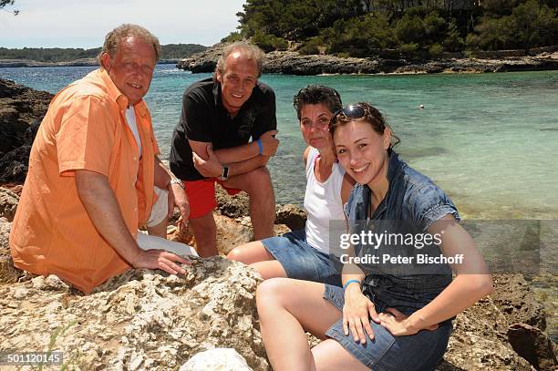 Helmut Lernbecher und Ehefrau Yvonne , Andreas Lebbing und Carolin Frölian , Flitterwochen-K r e u z f a h r t mit "A I D A v i t a", Cala Barca,...