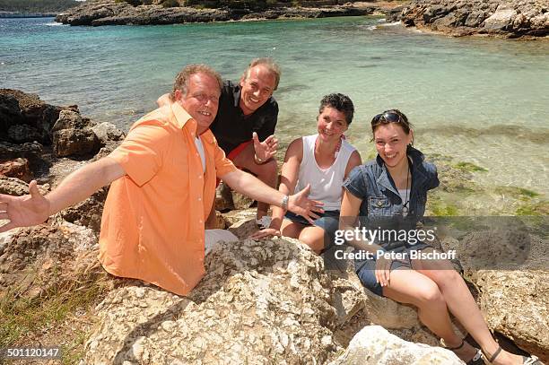 Helmut Lernbecher und Ehefrau Yvonne , Andreas Lebbing und Carolin Frölian , Flitterwochen-K r e u z f a h r t mit "A I D A v i t a", Cala Barca,...