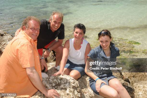 Helmut Lernbecher und Ehefrau Yvonne , Andreas Lebbing und Carolin Frölian , Flitterwochen-K r e u z f a h r t mit "A I D A v i t a", Cala Barca,...