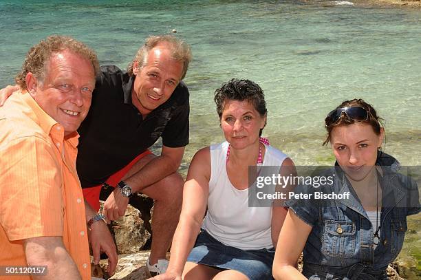 Helmut Lernbecher und Ehefrau Yvonne , Andreas Lebbing und Carolin Frölian , Flitterwochen-K r e u z f a h r t mit "A I D A v i t a", Cala Barca,...