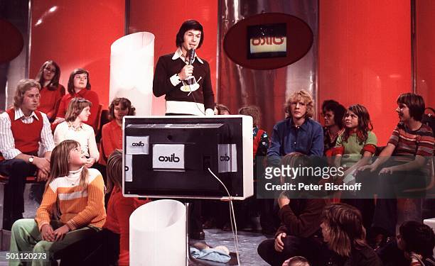Adamo, TV-Show 1975, Deutschland, Europa, Bühne, Publikum, Mikrofon, Kulisse, Sänger, Promi RW, SC; P.-Nr.: 102/2011, ; Foto: P.Bischoff/ ; Jegliche...