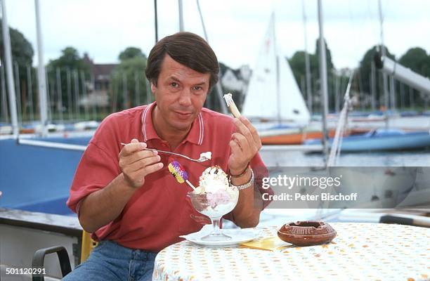 Adamo, Fotoshooting 1988, Deutschland, Europa, Hafen, Eis, essen, Segelboot, Sänger, Promi RW, SC; P.-Nr.: 102/2011, ; Foto: P.Bischoff/ ; Jegliche...