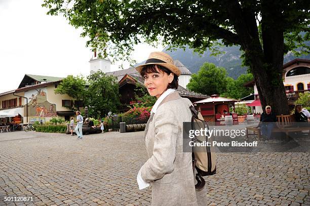 Simone Rethel, Stadtbummel, neben den Dreharbeiten zur ZDF-Krimi-Serie "Garmisch-Cops" , Garmisch-Partenkirchen, Bayern, Deutschland, Europa,...