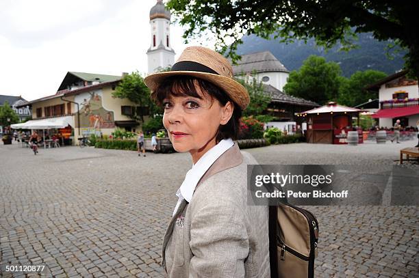 Simone Rethel, Stadtbummel, neben den Dreharbeiten zur ZDF-Krimi-Serie "Garmisch-Cops" , Garmisch-Partenkirchen, Bayern, Deutschland, Europa,...