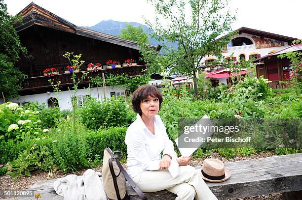 Simone Rethel , Stadtbummel, neben den Dreharbeiten zur ZDF-Krimi-Serie "Garmisch-Cops" , Garmisch-Partenkirchen, Bayern, Deutschland, Europa,...