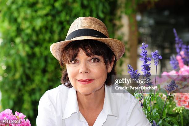 Simone Rethel , Stadtbummel, neben den Dreharbeiten zur ZDF-Krimi-Serie "Garmisch-Cops" , Garmisch-Partenkirchen, Bayern, Deutschland, Europa, Hut,...