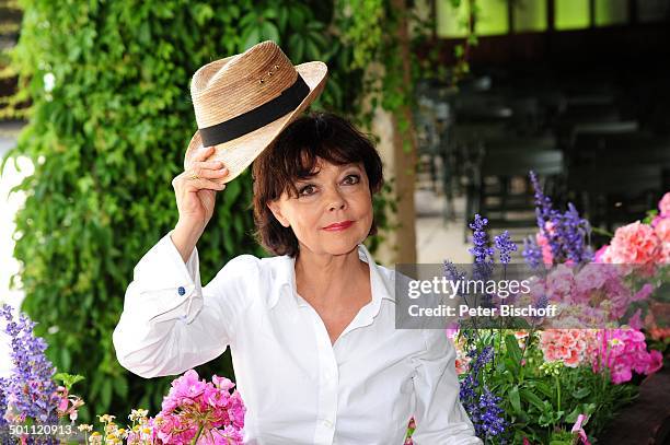 Simone Rethel , Stadtbummel, neben den Dreharbeiten zur ZDF-Krimi-Serie "Garmisch-Cops" , Garmisch-Partenkirchen, Bayern, Deutschland, Europa, Hut,...