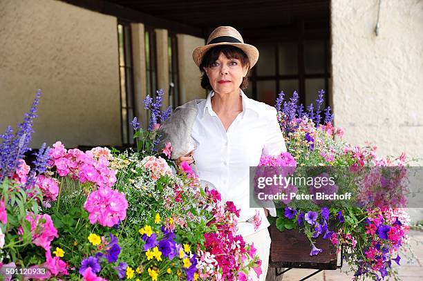 Simone Rethel , Stadtbummel, neben den Dreharbeiten zur ZDF-Krimi-Serie "Garmisch-Cops" , Garmisch-Partenkirchen, Bayern, Deutschland, Europa, Hut,...