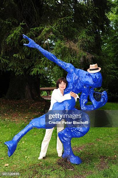 Simone Rethel , Stadtbummel, neben den Dreharbeiten zur ZDF-Krimi-Serie "Garmisch-Cops" , Garmisch-Partenkirchen, Bayern, Deutschland, Europa, Hut,...