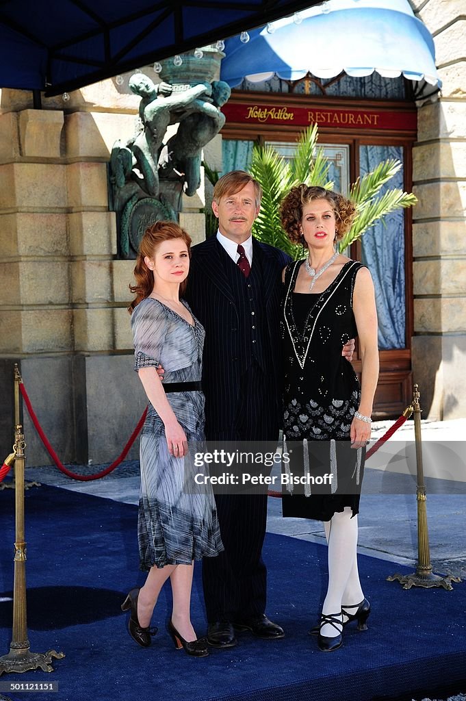 Josefine Preuß (li., als Hauptdarstellerin "Sonja Schadt"), Heino Ferch (als Sohn ih