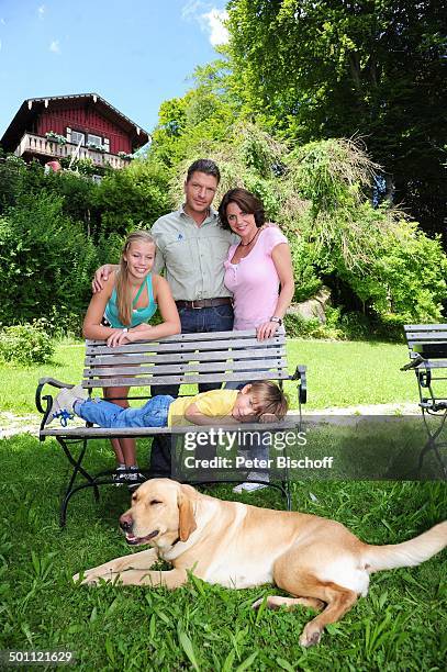 Hardy Krüger jun. , Gisa Zach , Paulina Schwab , Luis Grünler , davor im Gras Labrador "Tinka" , ZDF-Serie "Forsthaus Falkenau", 24. Staffel, Folge...