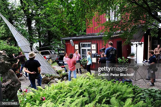 Hardy Krüger jun. , daneben Gisa Zach , Paulina Schwab , Kameramann, Mitarbeiter Dreh-Team, Dreharbeiten zur ZDF-Serie "Forsthaus Falkenau", 24....