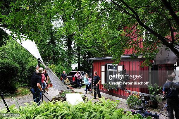 Hardy Krüger jun. , daneben re. Gisa Zach , davor v. Hi. Paulina Schwab bei einer Dreh-Pause, Mitarbeiter Dreh-Team, Dreharbeiten zur ZDF-Serie...