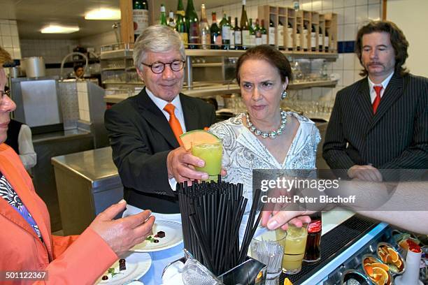 Christian Wolff und Ehefrau Marina am Getränkestand, Küchenparty bei Verleihung "SPA Diamond 2013", Hotel "Dollenberg", Bad Peterstal-Griesbach,...