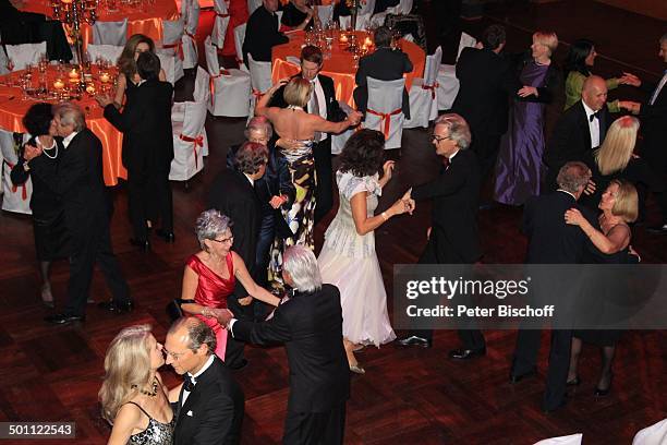 Ball-Gäste beim Tanzen, 3. Charity-Gala zu Gunsten "VITA e.V. Assistenzhunde", "Wiesbadener Kurhaus", Wiesbaden, Hessen, Deutschland, Europa,...