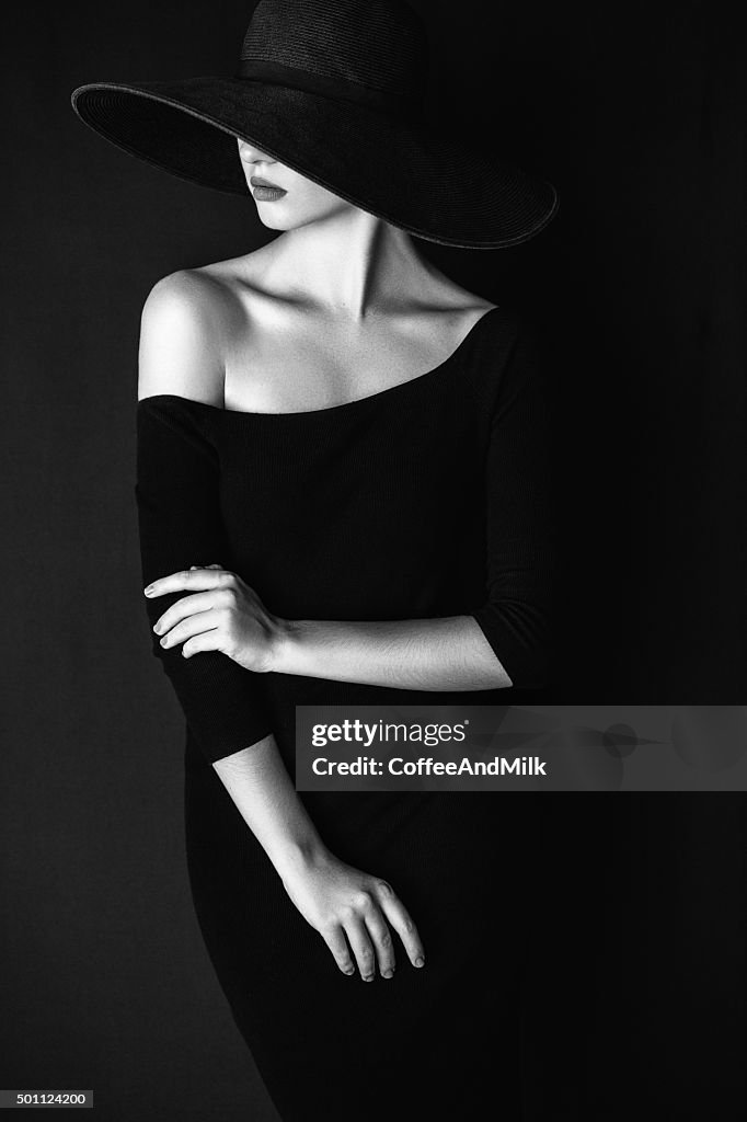Foto de estúdio de um jovem Mulher bonita vestindo chapéu