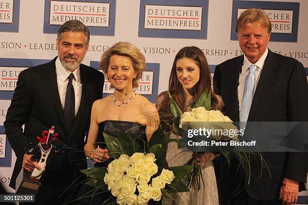 George Clooney , Dr. Ursula von der Leyen , Sängerin Birdy , Karlheinz Kögel , Verleihung Gala "Deutscher Medienpreis" 2012 für herausragende Symbole...