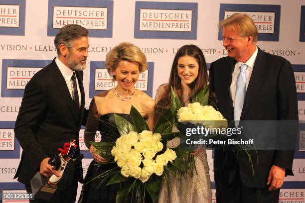 George Clooney , Dr. Ursula von der Leyen , S?ngerin Birdy , Karlheinz K?gel , Verleihung Gala "Deutscher Medienpreis" 2012 f?r herausragende Symbole...