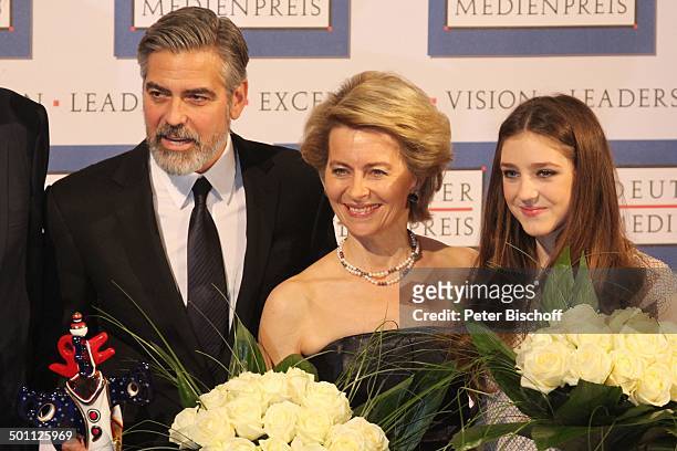 George Clooney , Dr. Ursula von der Leyen , S?ngerin Birdy , Verleihung Gala "Deutscher Medienpreis" 2012 f?r herausragende Symbole der...