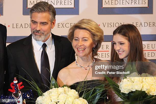 George Clooney , Dr. Ursula von der Leyen , S?ngerin Birdy , Verleihung Gala "Deutscher Medienpreis" 2012 f?r herausragende Symbole der...