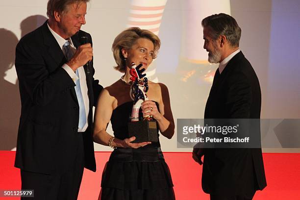 George Clooney , Dr. Ursula von der Leyen , Karlheinz K?gel , Verleihung Gala "Deutscher Medienpreis" 2012 f?r herausragende Symbole der...