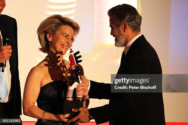 George Clooney , Dr. Ursula von der Leyen , Verleihung Gala "Deutscher Medienpreis" 2012 f?r herausragende Symbole der Menschlichkeit, Kongresshaus,...