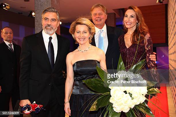 George Clooney , Dr. Ursula von der Leyen , Karlheinz K?gel , Ehefrau Dagmar Siegel , Verleihung Gala "Deutscher Medienpreis" 2012 f?r herausragende...